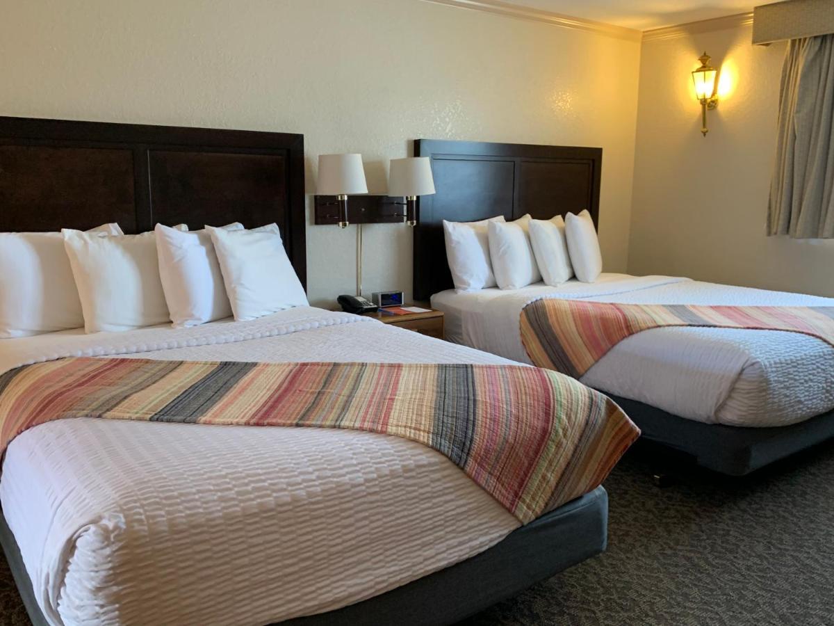 Coachman Inn Оук Харбър Екстериор снимка